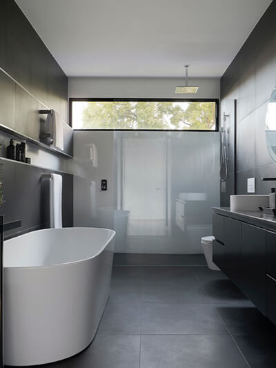 arredare-bagno-lungo-stretto